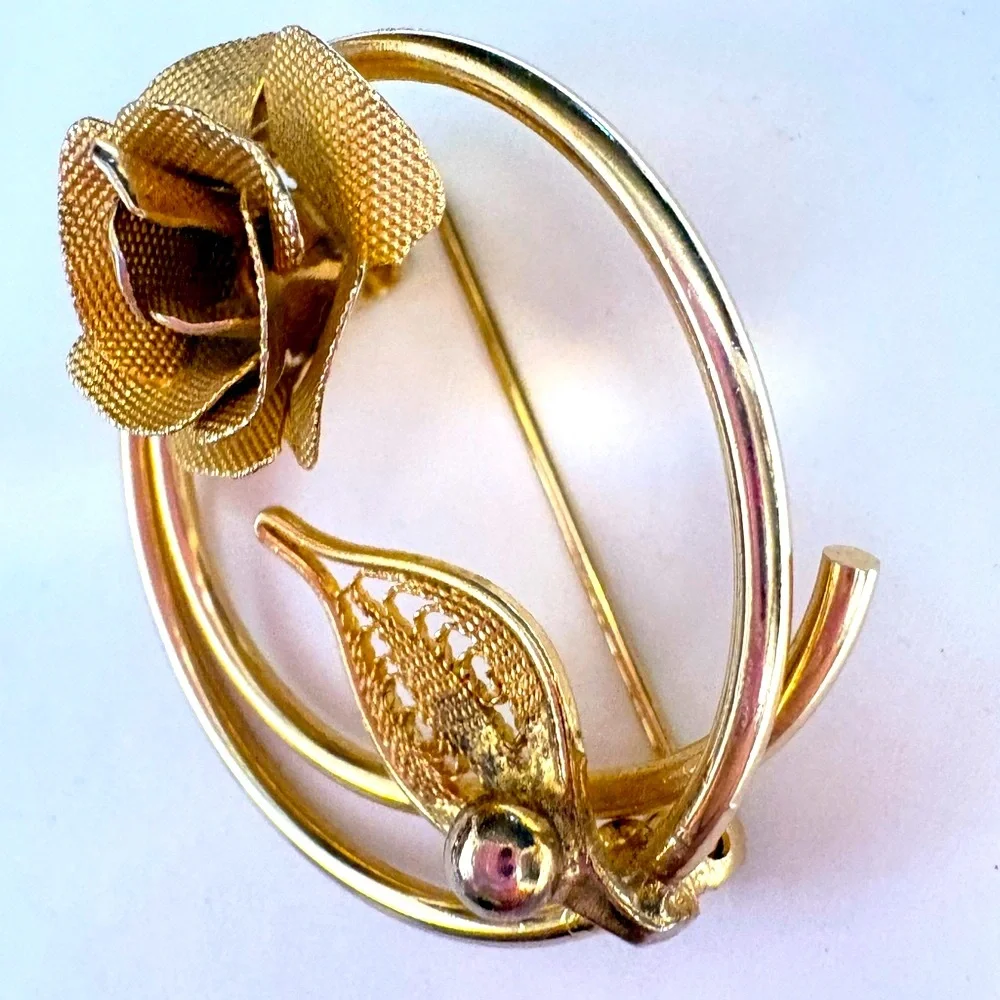 Sarah Coventry Gold tone vintage Floral Brooch